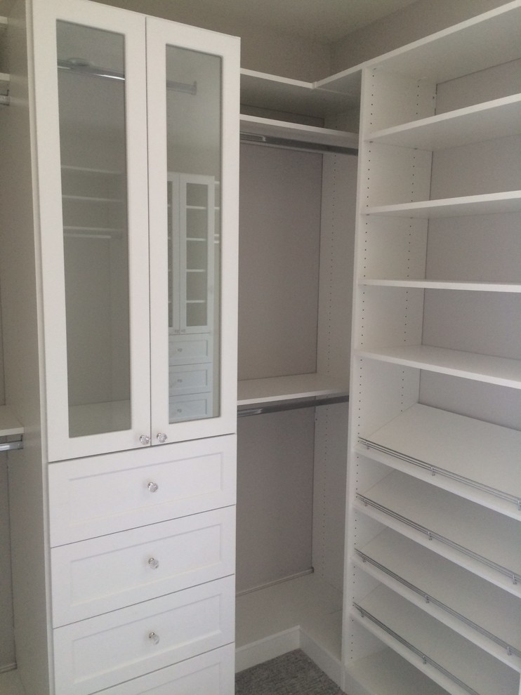 Imagen de armario vestidor unisex tradicional grande con armarios estilo shaker y puertas de armario blancas