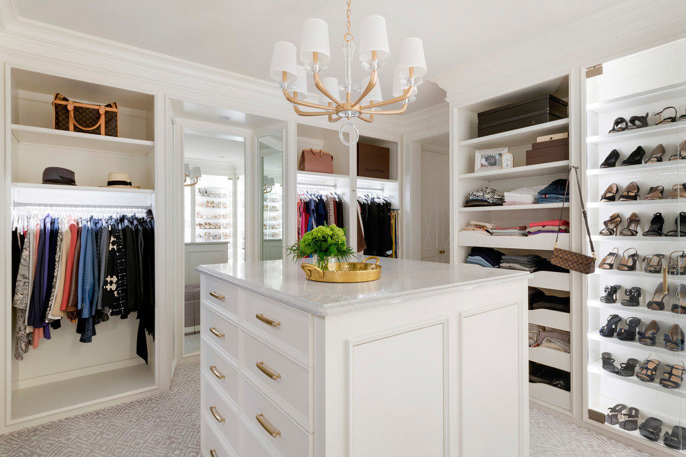 Modelo de vestidor de mujer clásico grande con armarios abiertos, puertas de armario blancas, moqueta y suelo multicolor