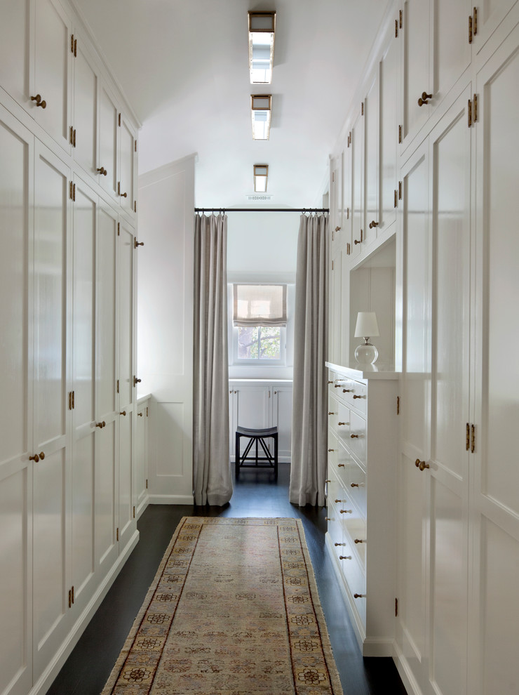 Свежая идея для дизайна: гардеробная комната унисекс в морском стиле с белыми фасадами, темным паркетным полом, коричневым полом и со шторками вместо дверей - отличное фото интерьера