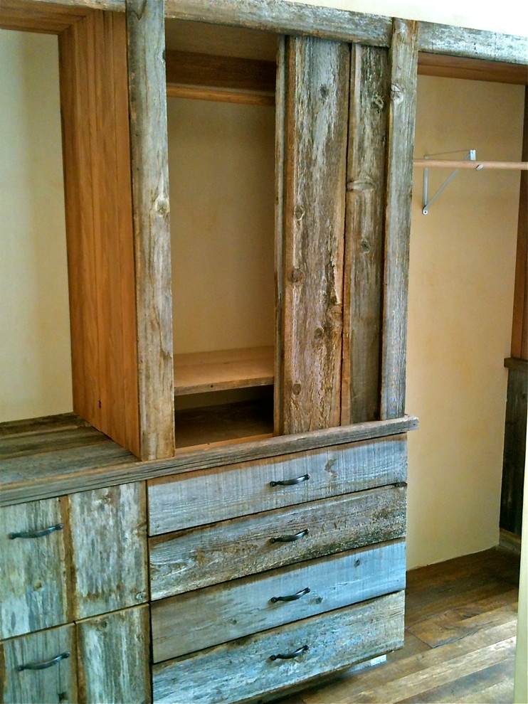 Photo of a rustic wardrobe in Tampa.