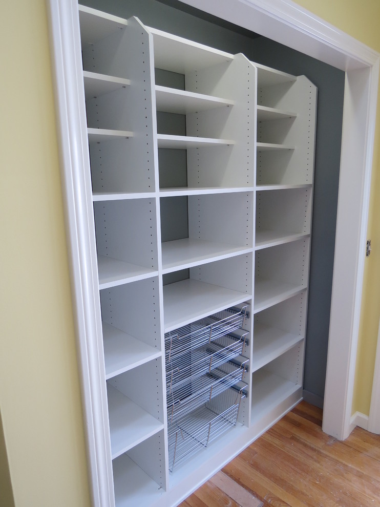 Modelo de armario unisex actual pequeño con armarios abiertos, puertas de armario blancas y suelo de madera clara