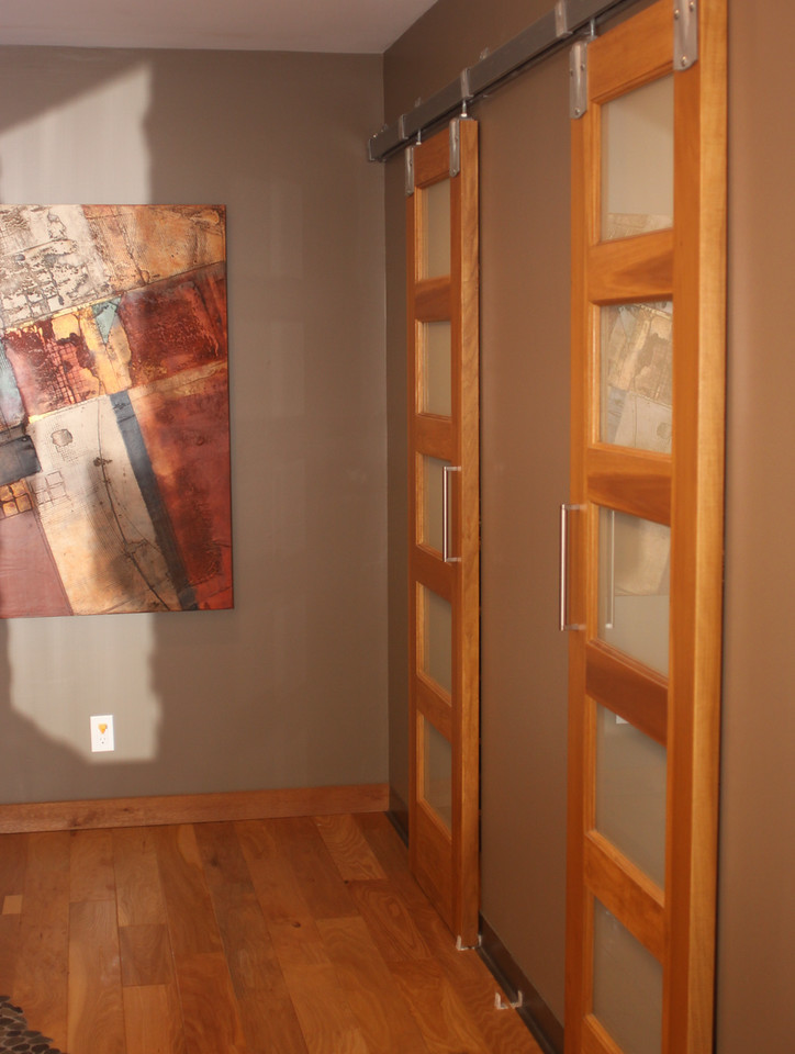 Diseño de armario vestidor unisex ecléctico grande con suelo de madera clara