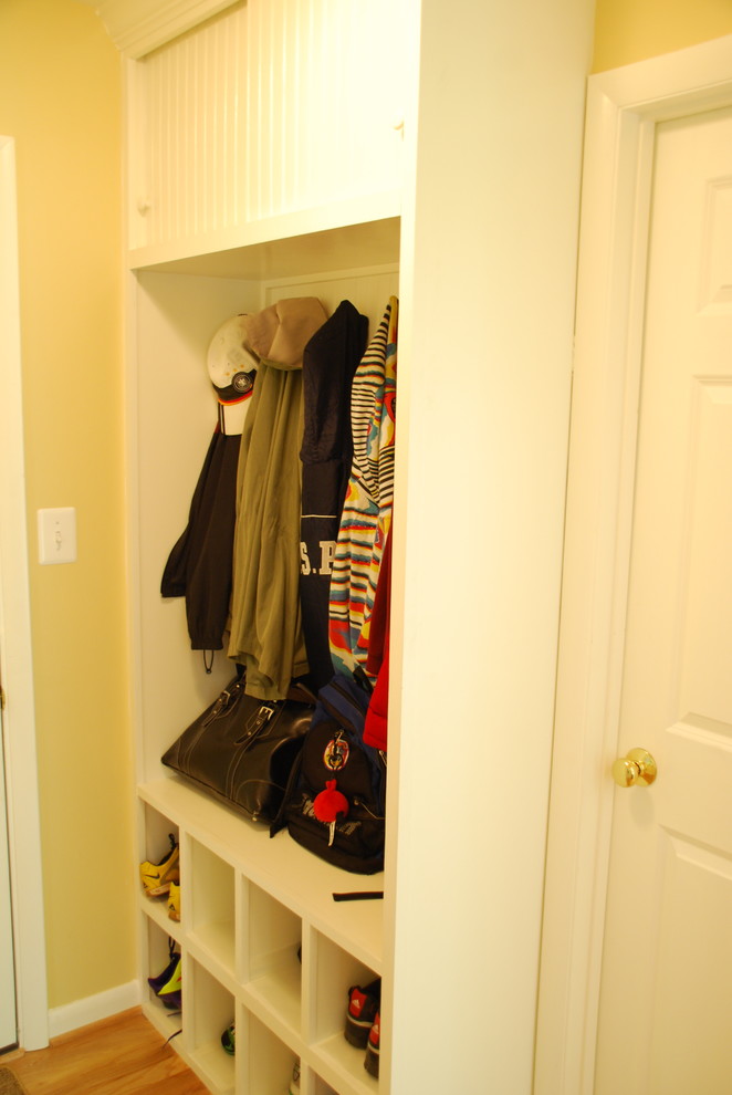 Bild på en liten funkis garderob för könsneutrala