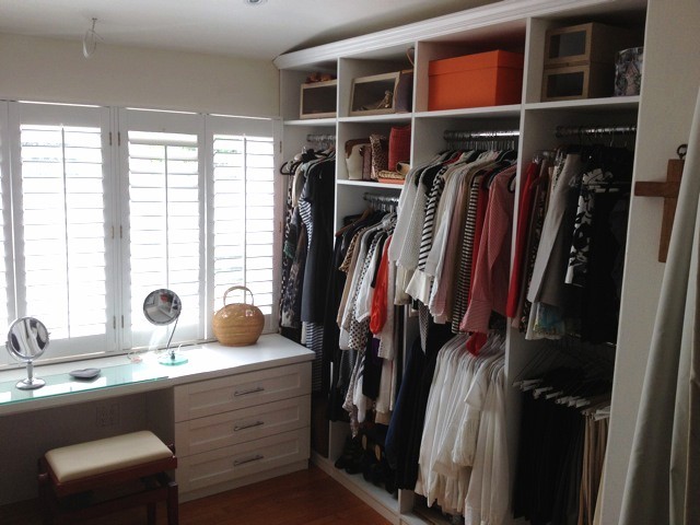 Ejemplo de armario vestidor unisex clásico renovado de tamaño medio con armarios con paneles empotrados y puertas de armario blancas