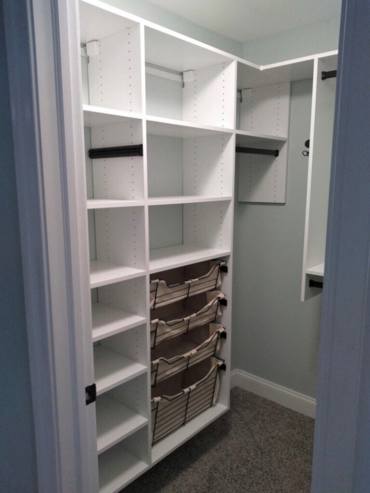 Diseño de armario vestidor unisex tradicional renovado pequeño con puertas de armario blancas, moqueta y suelo multicolor
