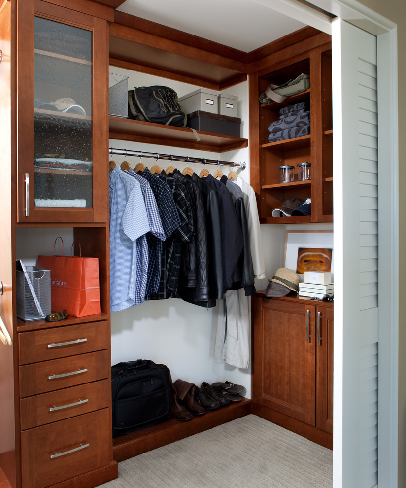 Foto de armario vestidor de hombre tradicional de tamaño medio con armarios con paneles lisos, puertas de armario de madera oscura y moqueta