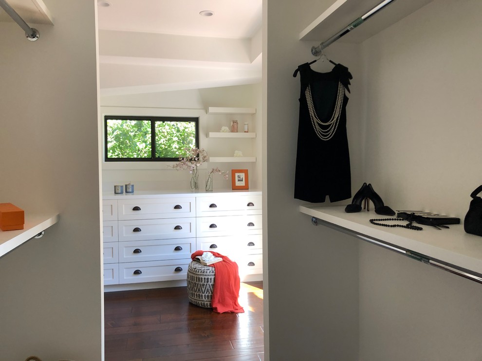 Exempel på ett stort klassiskt walk-in-closet för könsneutrala, med mellanmörkt trägolv och brunt golv