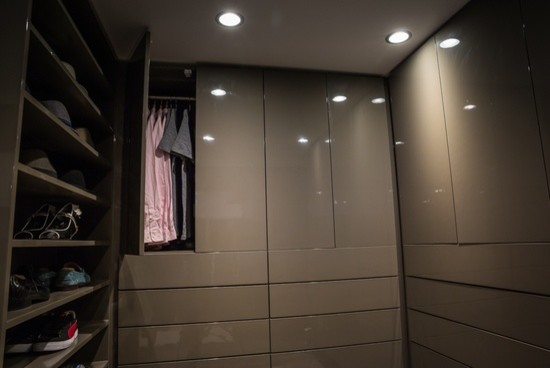 Foto de armario vestidor unisex rústico de tamaño medio con puertas de armario beige y moqueta