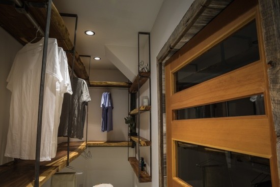 Modelo de armario vestidor unisex rústico de tamaño medio con moqueta y puertas de armario de madera clara