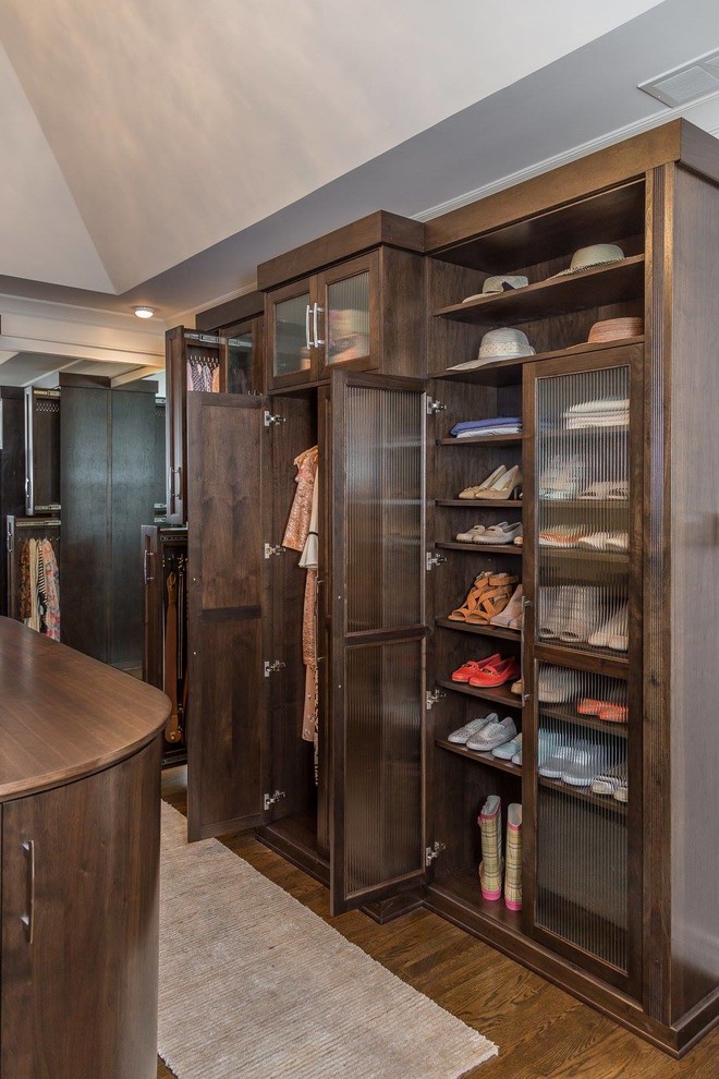 Exemple d'un très grand dressing room tendance en bois brun avec un placard à porte shaker, un sol en bois brun et un sol marron.