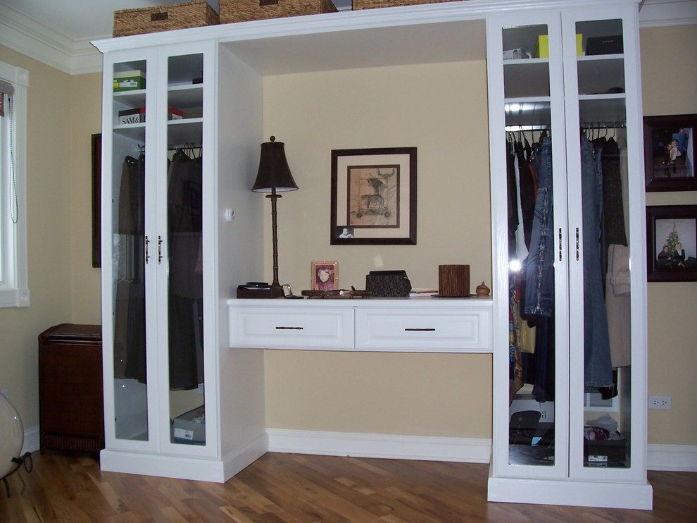 Inspiration for a timeless closet remodel in Chicago