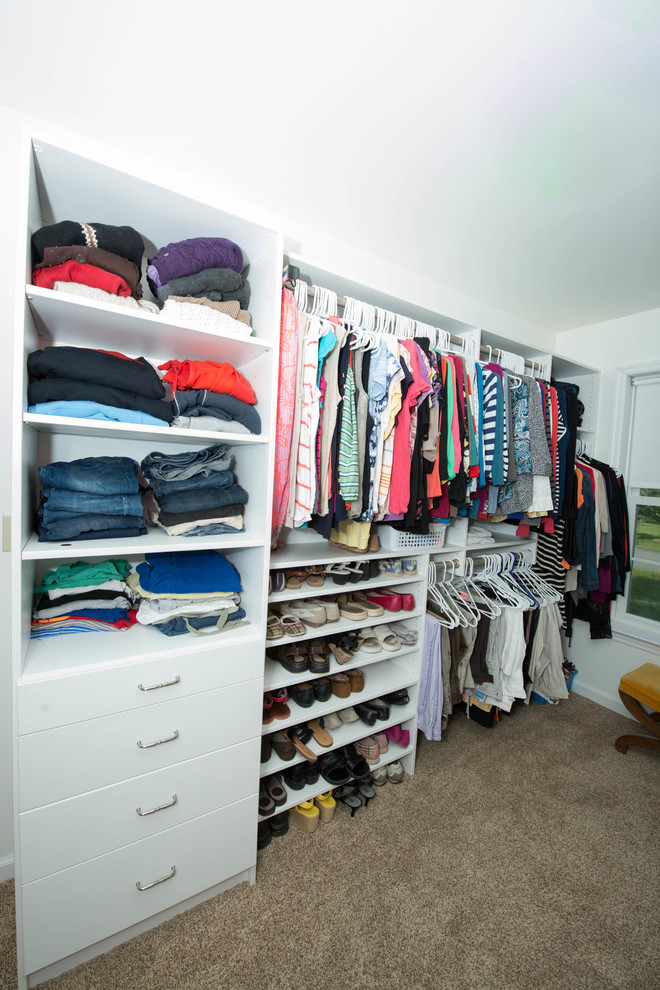Imagen de armario vestidor unisex tradicional de tamaño medio con armarios con paneles lisos, puertas de armario blancas y moqueta
