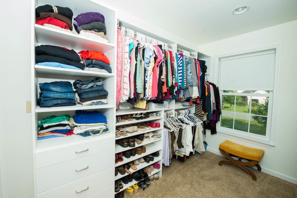 Foto de armario vestidor unisex clásico de tamaño medio con armarios con paneles lisos, puertas de armario blancas y moqueta