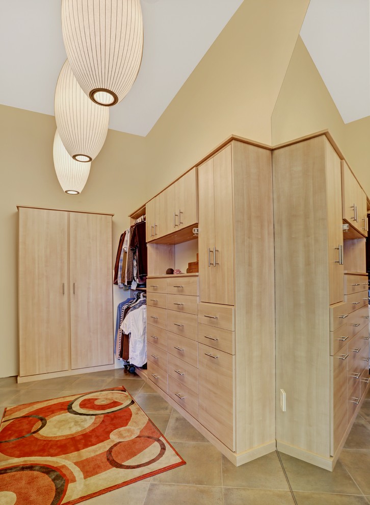 Cette photo montre un grand dressing room tendance en bois clair neutre avec un placard à porte plane et un sol en carrelage de céramique.