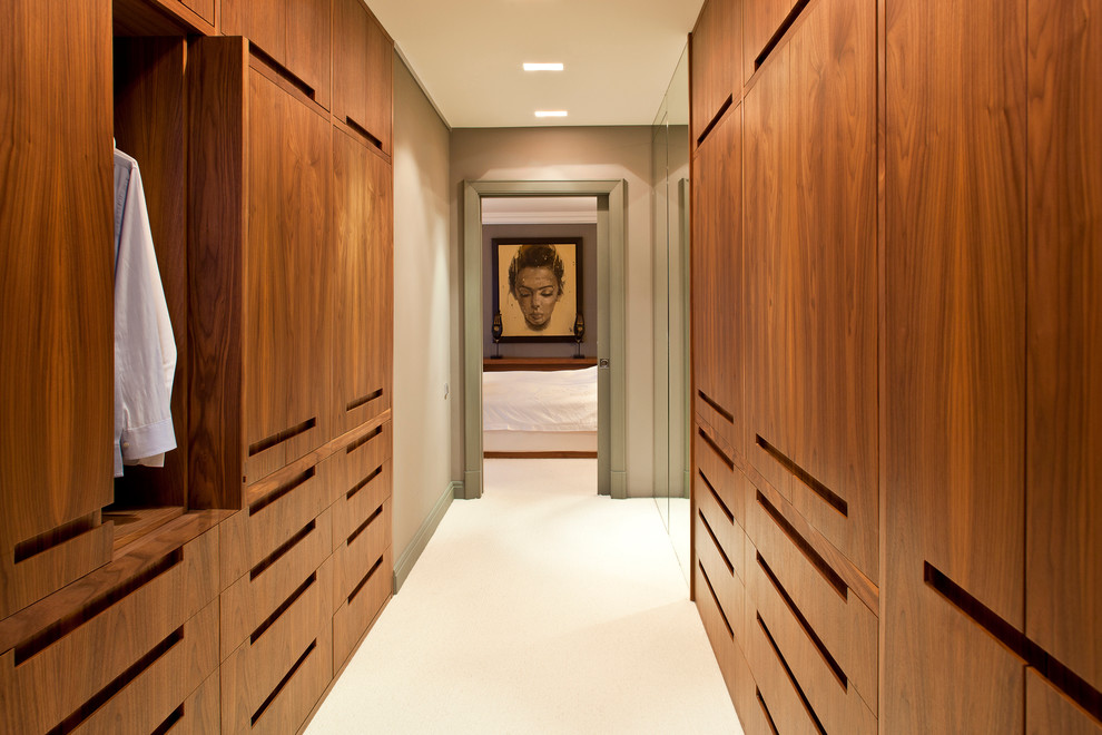 Источник вдохновения для домашнего уюта: гардеробная комната унисекс в современном стиле с фасадами цвета дерева среднего тона и плоскими фасадами