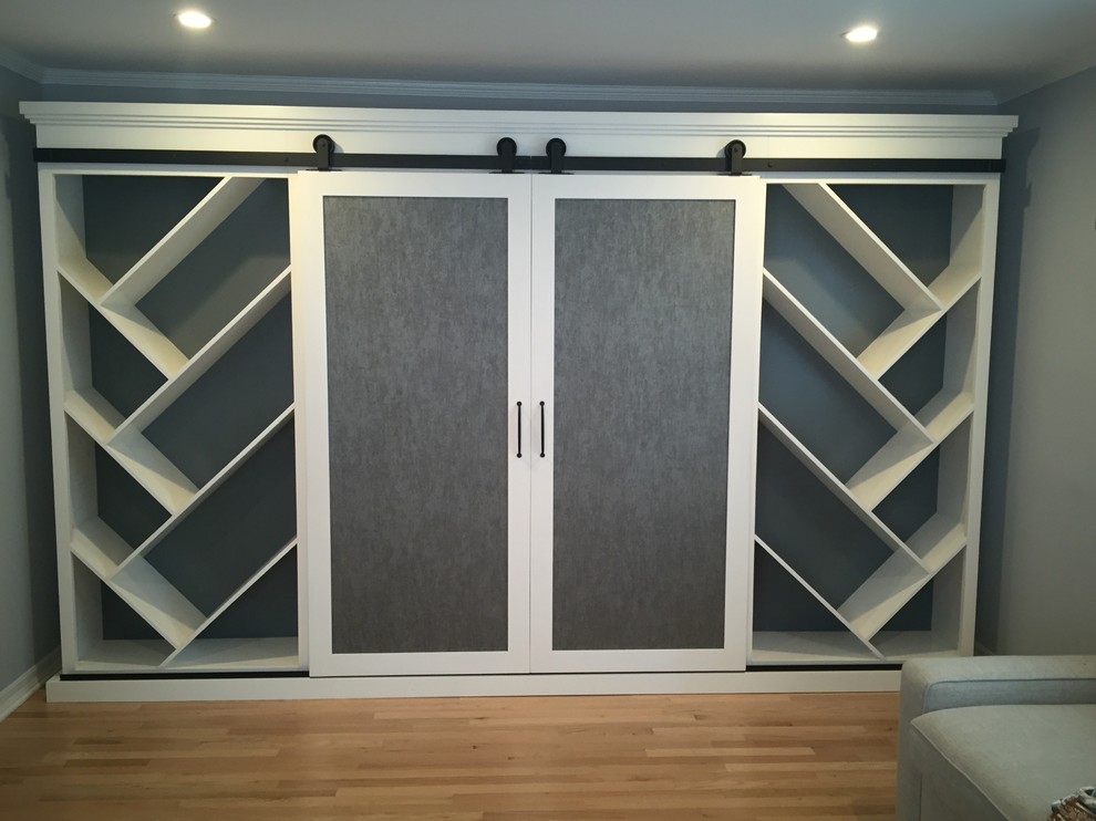 Esempio di un armadio o armadio a muro unisex minimalista di medie dimensioni con nessun'anta, ante bianche e parquet chiaro