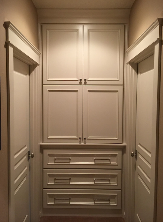 Aménagement d'un petit placard dressing classique neutre avec un placard avec porte à panneau encastré et des portes de placard blanches.