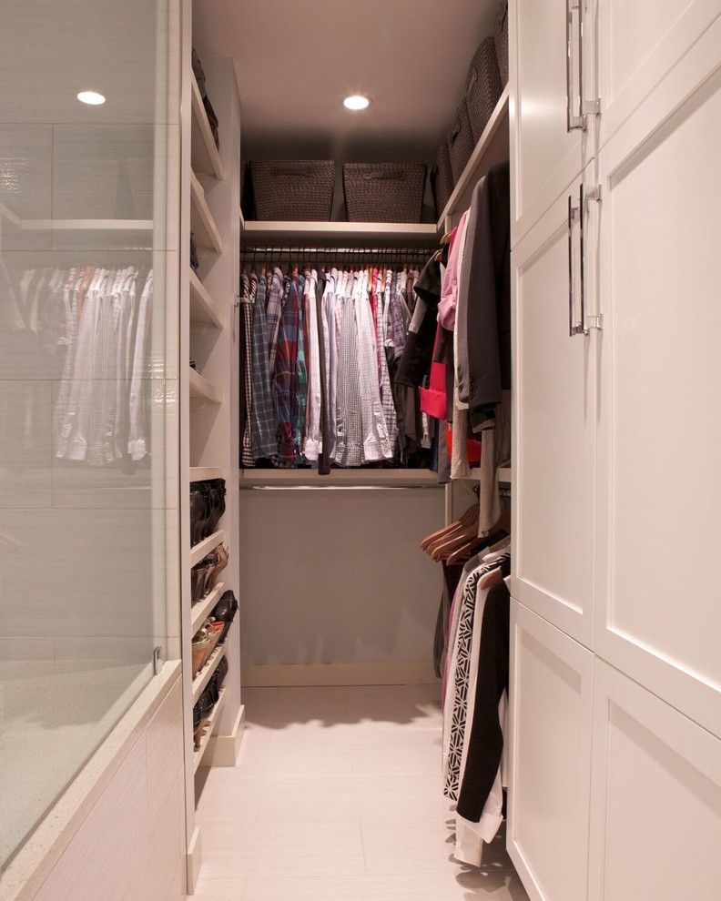 Foto de armario vestidor unisex contemporáneo pequeño con armarios estilo shaker, puertas de armario blancas y suelo de baldosas de porcelana
