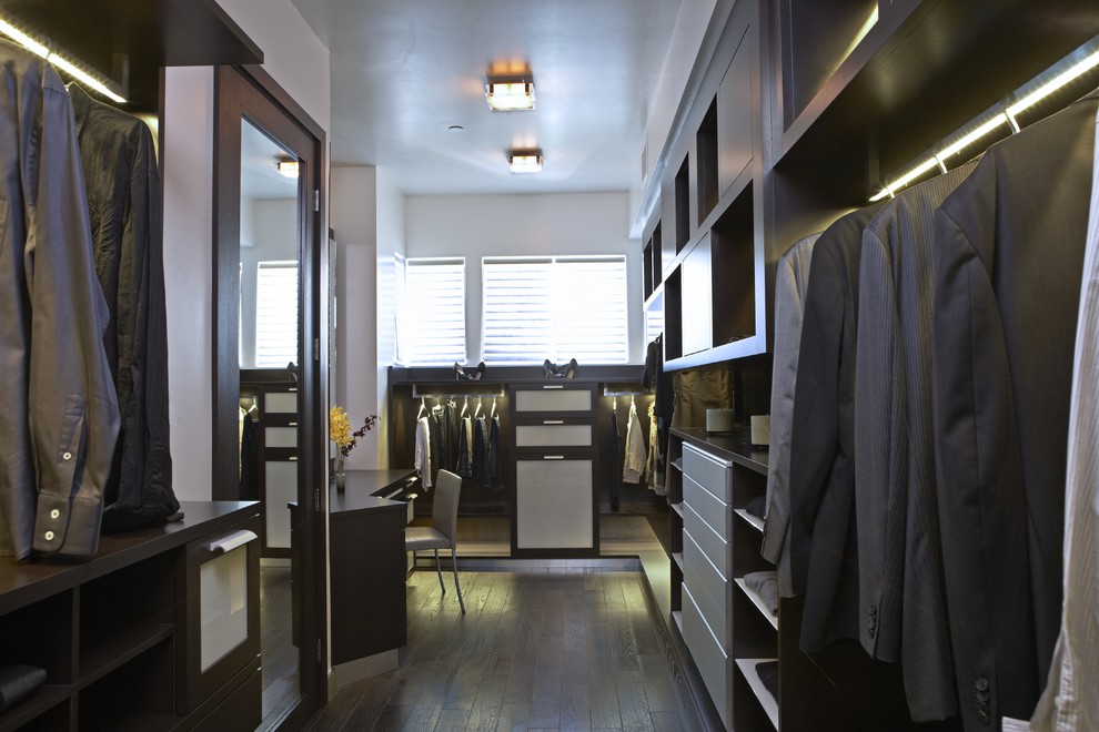 На фото: гардеробная комната в современном стиле с