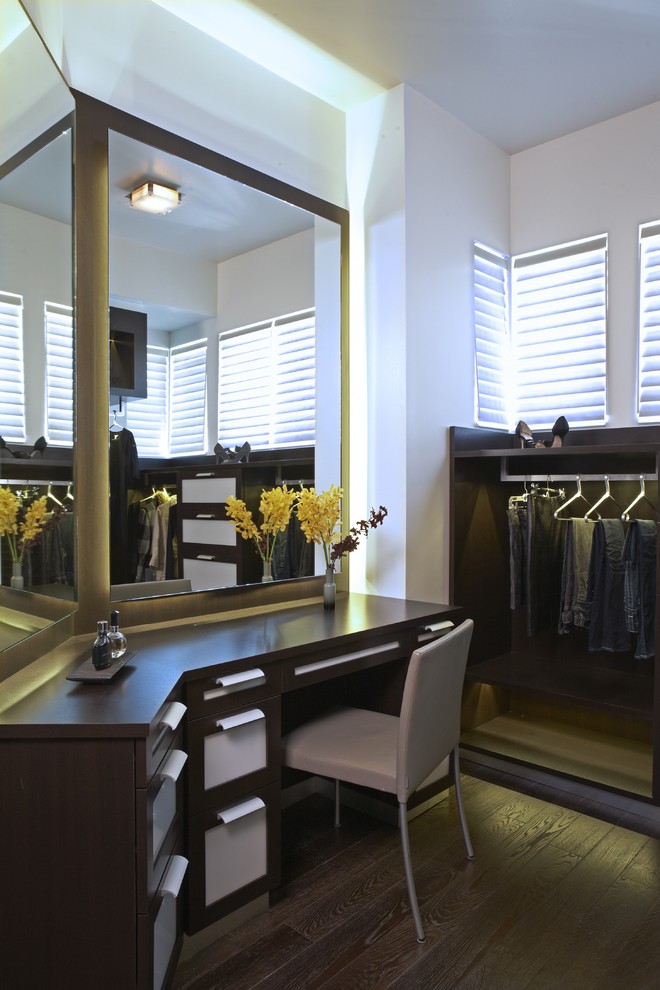 Свежая идея для дизайна: гардеробная комната в современном стиле - отличное фото интерьера