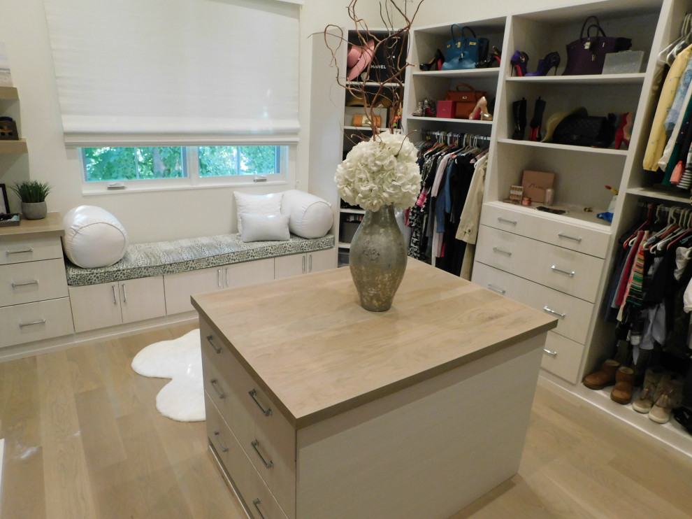 Exempel på ett stort modernt walk-in-closet, med öppna hyllor, vita skåp, mellanmörkt trägolv och vitt golv
