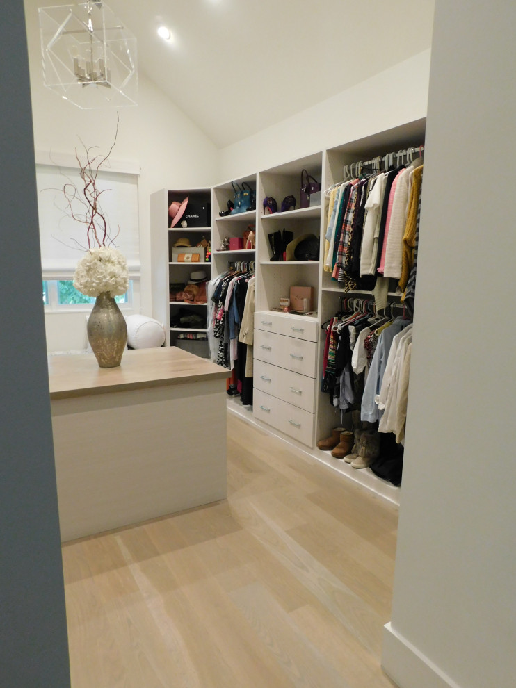 Inspiration för stora moderna walk-in-closets, med öppna hyllor, vita skåp, mellanmörkt trägolv och vitt golv