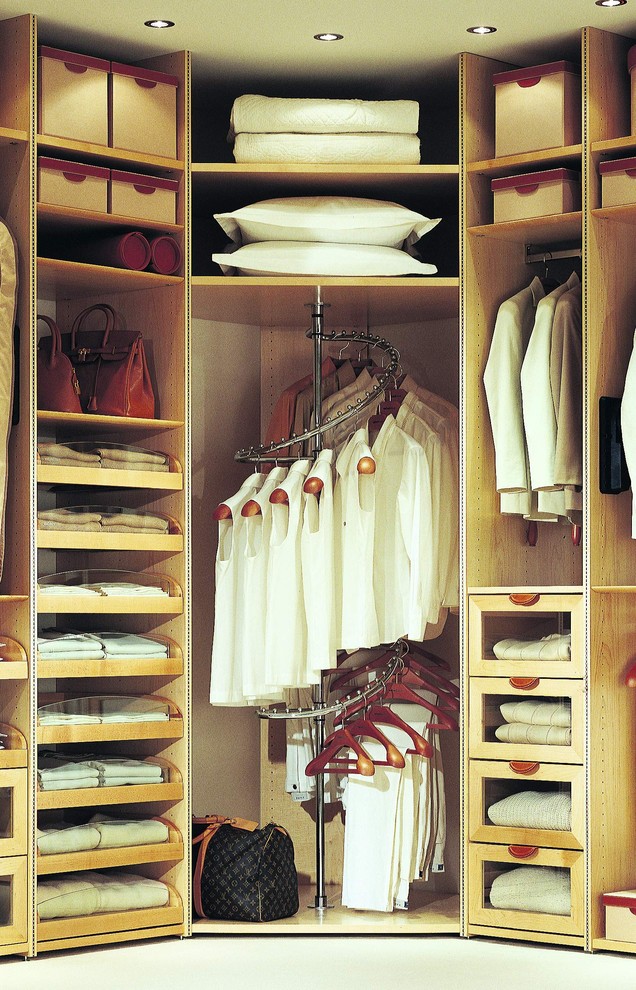This is an example of a contemporary wardrobe in Chicago.
