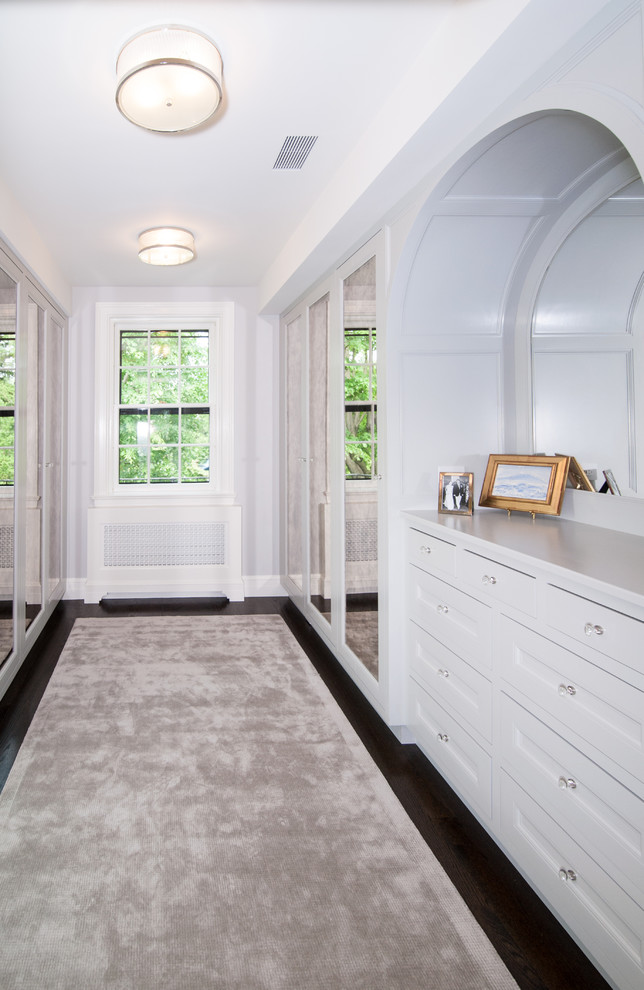 ボストンにある高級な広いトランジショナルスタイルのおしゃれなウォークインクローゼット (シェーカースタイル扉のキャビネット、白いキャビネット、濃色無垢フローリング) の写真