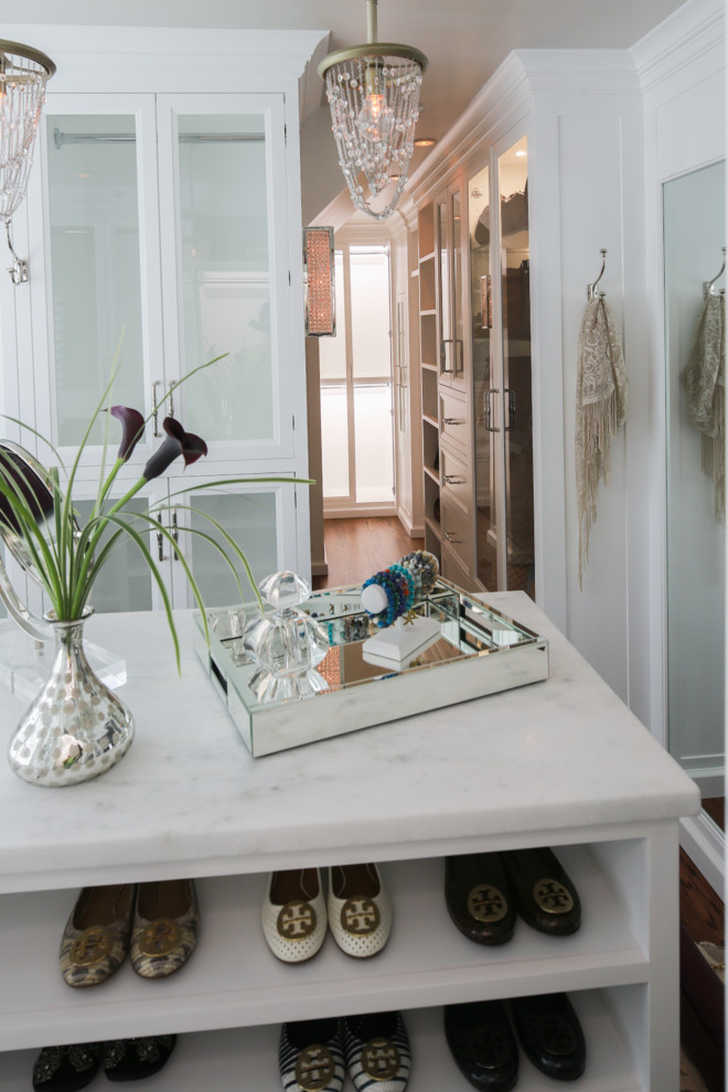 Großer, Neutraler Klassischer Begehbarer Kleiderschrank mit Glasfronten, weißen Schränken und braunem Holzboden in New York