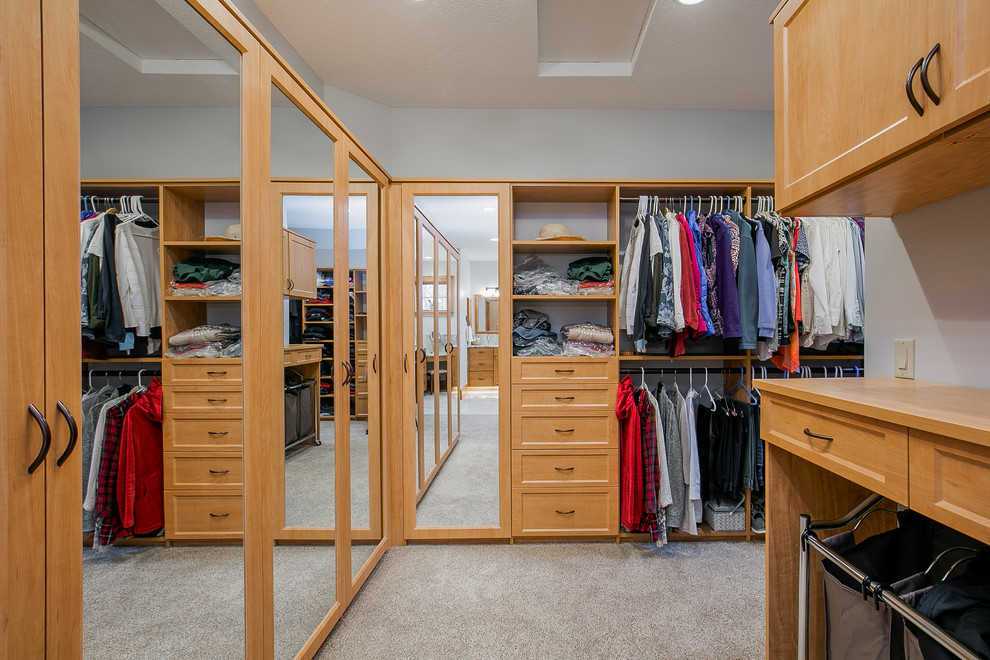 Foto de armario vestidor unisex rústico extra grande con armarios con paneles empotrados, puertas de armario de madera oscura, moqueta y suelo gris