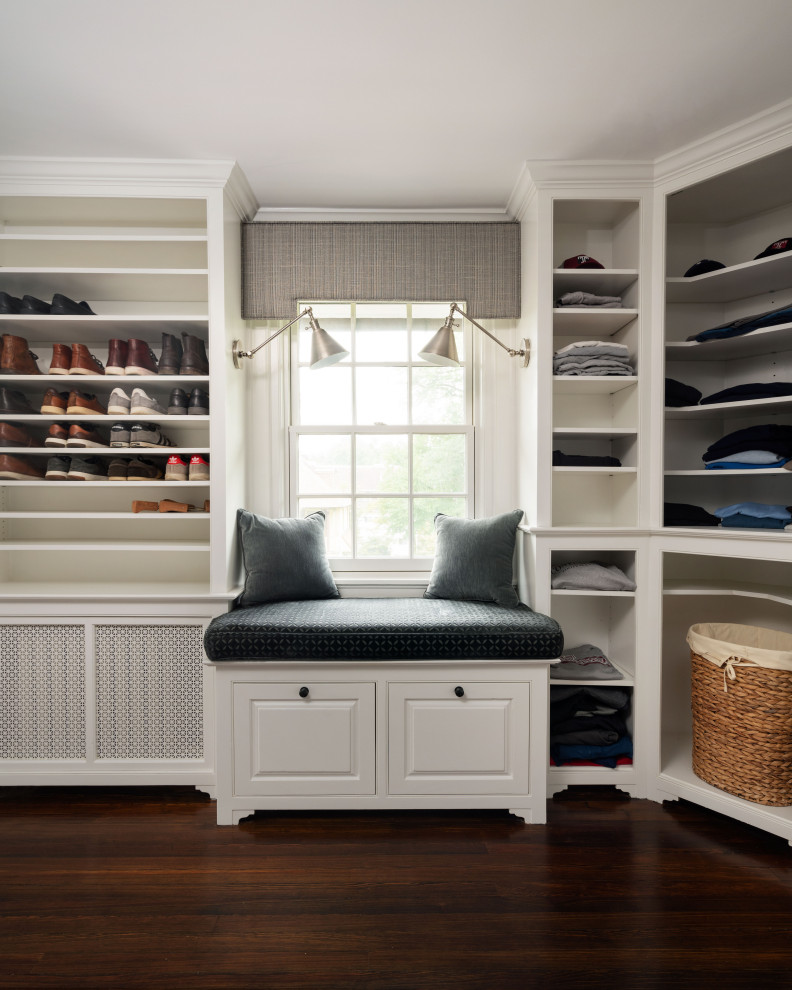 Diseño de vestidor unisex clásico extra grande con armarios estilo shaker, puertas de armario blancas y suelo de madera oscura