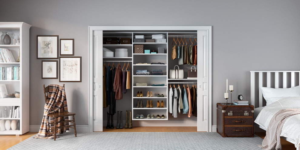 Ejemplo de armario unisex contemporáneo de tamaño medio con armarios abiertos, puertas de armario blancas y suelo de madera en tonos medios