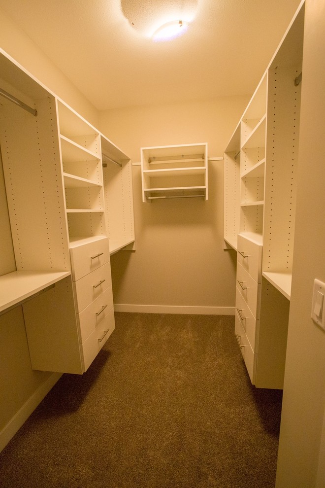 Photo of a modern wardrobe in Vancouver.
