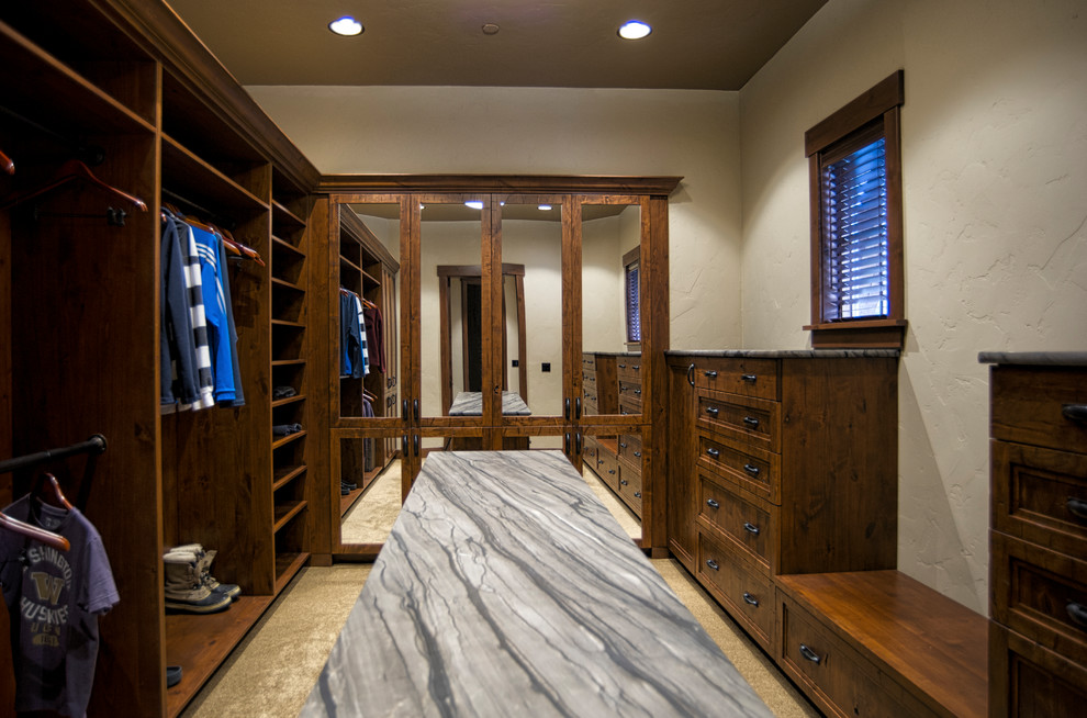 Foto de armario vestidor unisex rústico con armarios con paneles empotrados, puertas de armario de madera en tonos medios, moqueta y suelo beige
