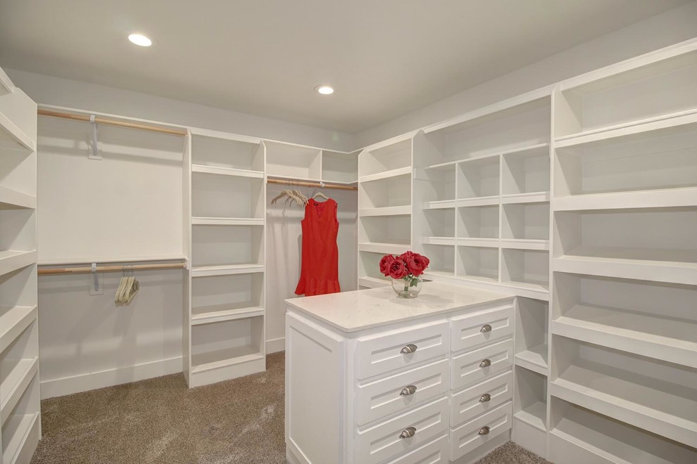 Modelo de armario vestidor unisex clásico de tamaño medio con armarios estilo shaker, puertas de armario blancas, moqueta y suelo beige