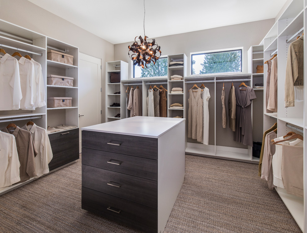 Moderner Begehbarer Kleiderschrank mit offenen Schränken, weißen Schränken, Teppichboden und grauem Boden in Portland