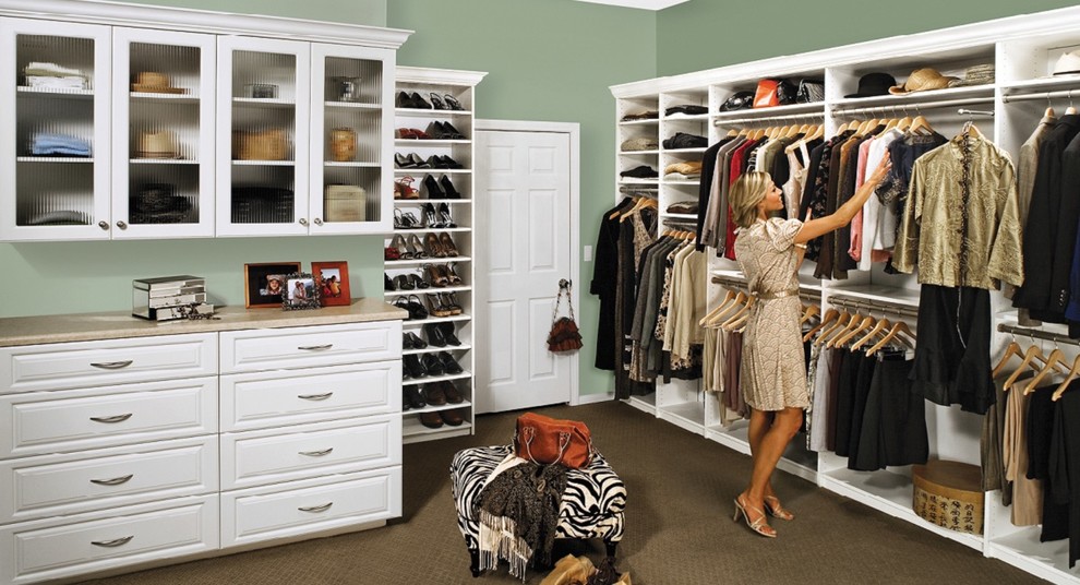 Diseño de armario vestidor unisex minimalista grande con armarios con paneles con relieve, puertas de armario blancas, moqueta y suelo marrón