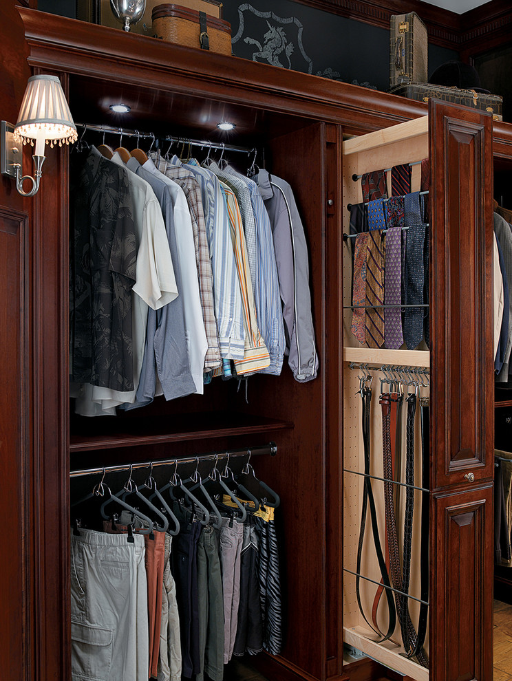 Modelo de armario y vestidor clásico con puertas de armario de madera en tonos medios