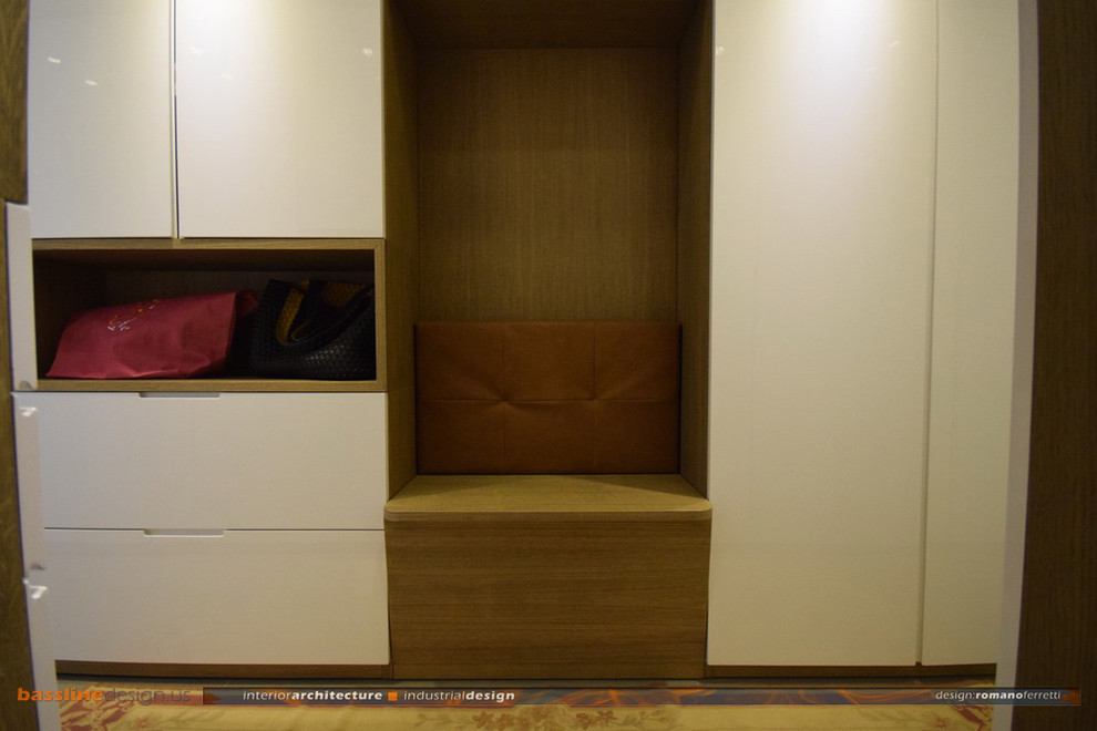 Imagen de vestidor unisex contemporáneo de tamaño medio con armarios con rebordes decorativos, puertas de armario beige y suelo de baldosas de porcelana