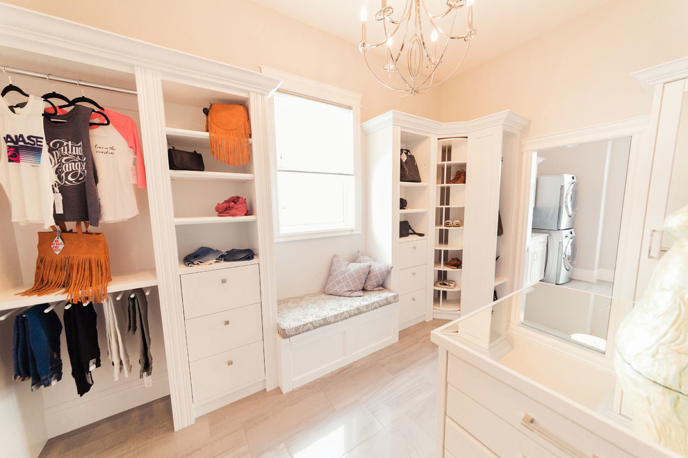 Imagen de vestidor unisex tradicional renovado de tamaño medio con armarios con paneles lisos, puertas de armario blancas y suelo de baldosas de cerámica