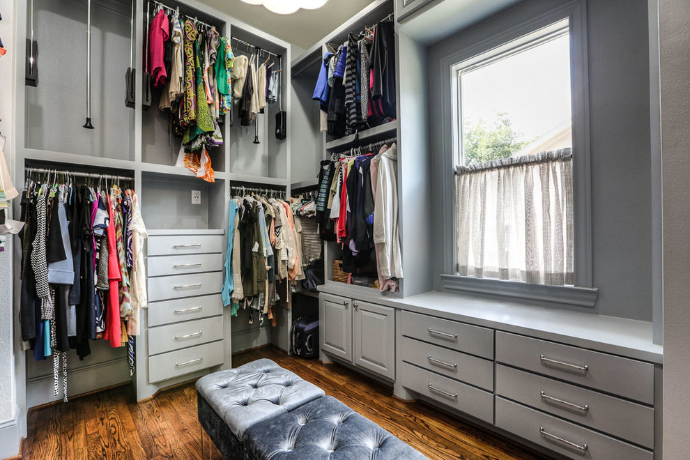 Foto de vestidor unisex clásico grande con armarios abiertos, puertas de armario grises y suelo de madera en tonos medios