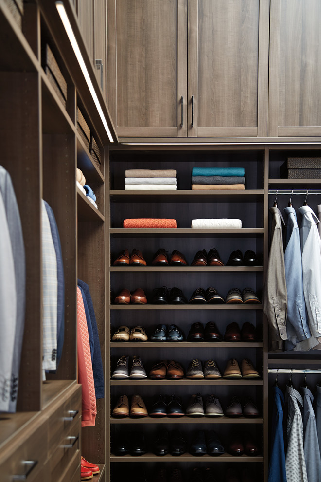Foto de armario vestidor unisex clásico con armarios estilo shaker, puertas de armario de madera en tonos medios y moqueta
