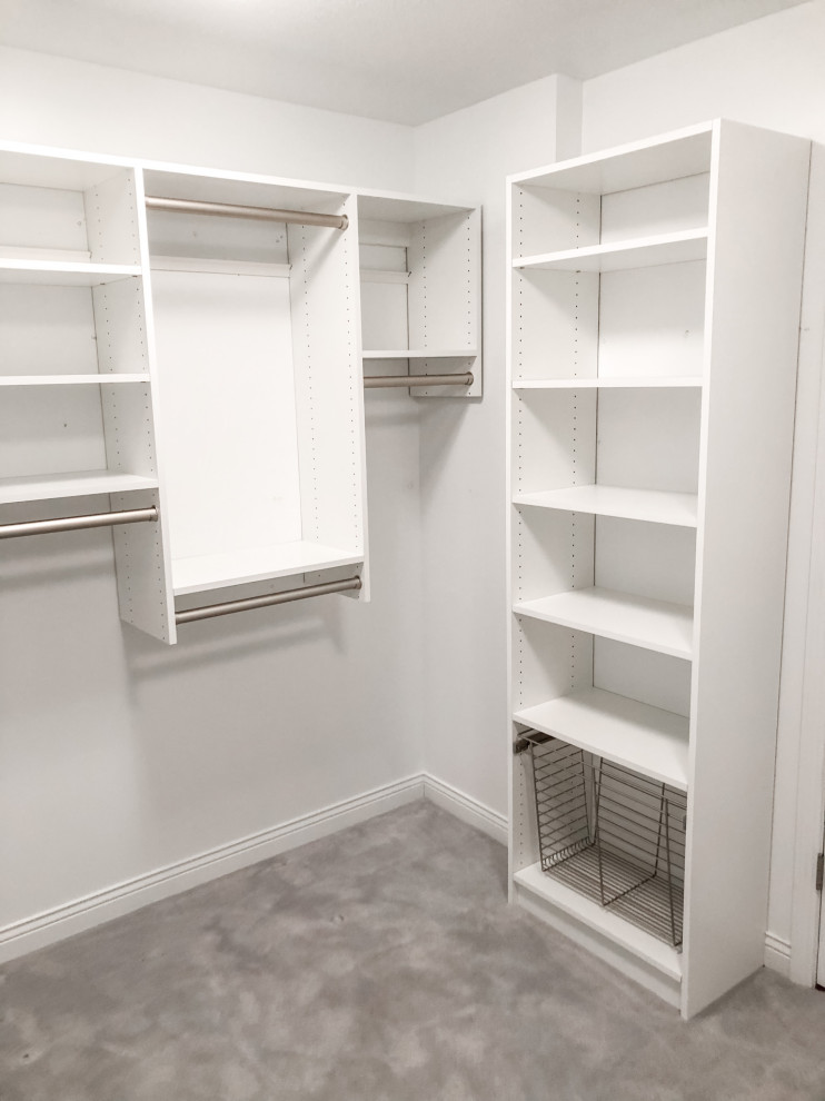 Foto de armario vestidor unisex actual de tamaño medio con armarios con paneles lisos, puertas de armario blancas, moqueta y suelo gris