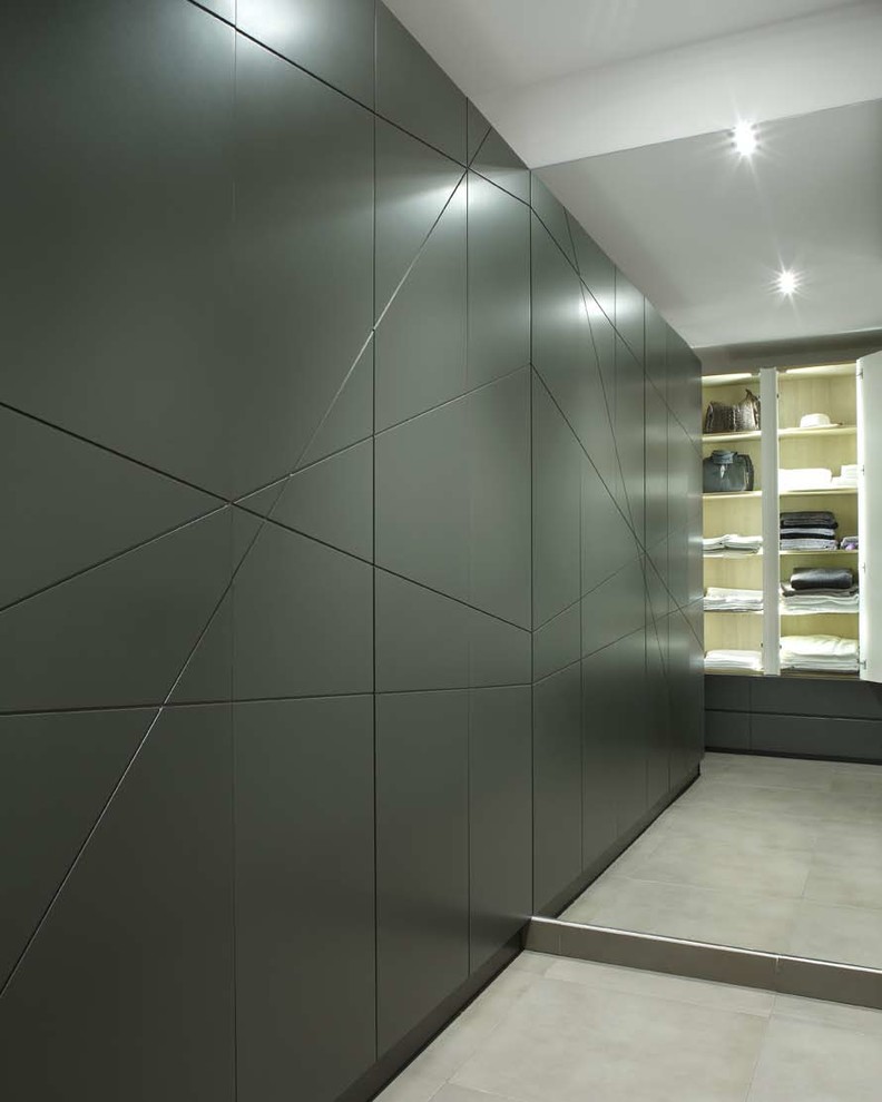 Modelo de armario vestidor unisex actual grande con armarios con paneles con relieve y puertas de armario grises