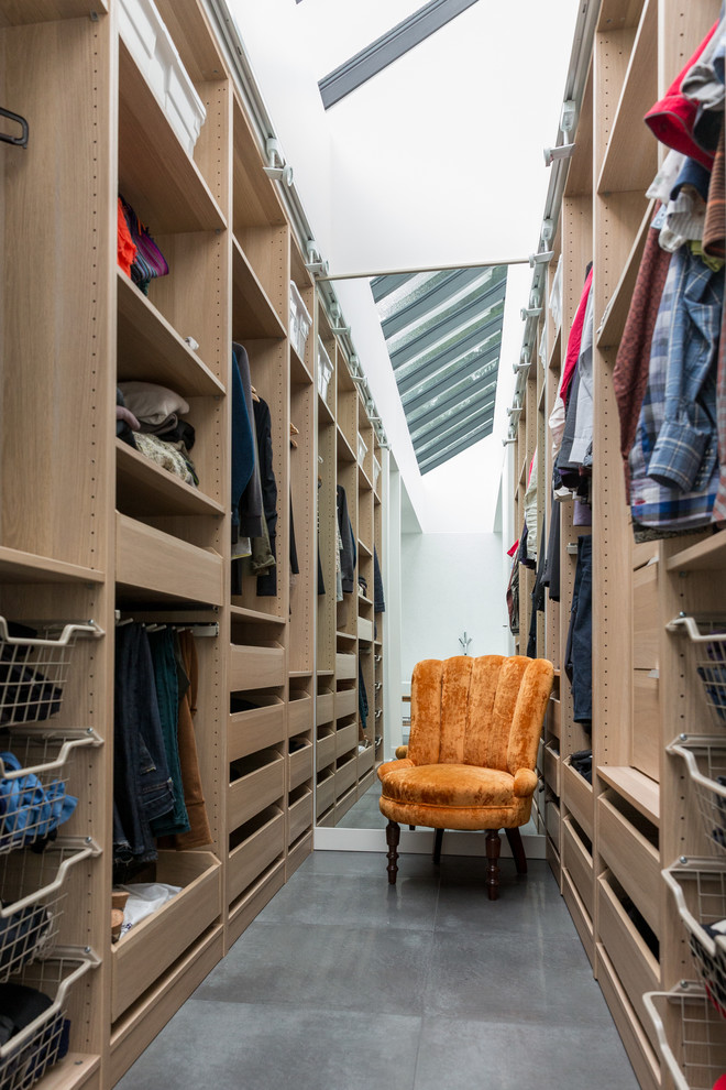Neutraler Moderner Begehbarer Kleiderschrank mit offenen Schränken und Betonboden in Vancouver