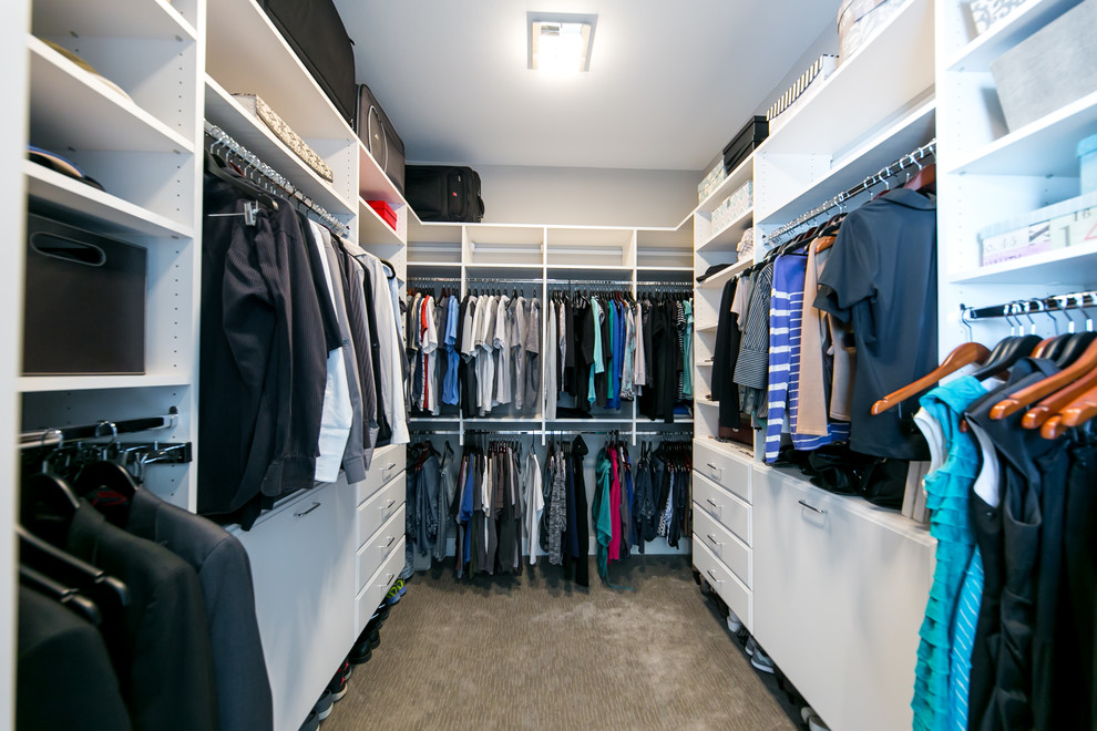 Modelo de armario vestidor unisex clásico renovado grande con armarios abiertos, puertas de armario blancas, moqueta y suelo gris