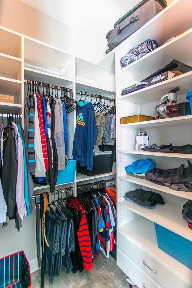 Idéer för ett mellanstort klassiskt walk-in-closet för män, med öppna hyllor, vita skåp, heltäckningsmatta och grått golv