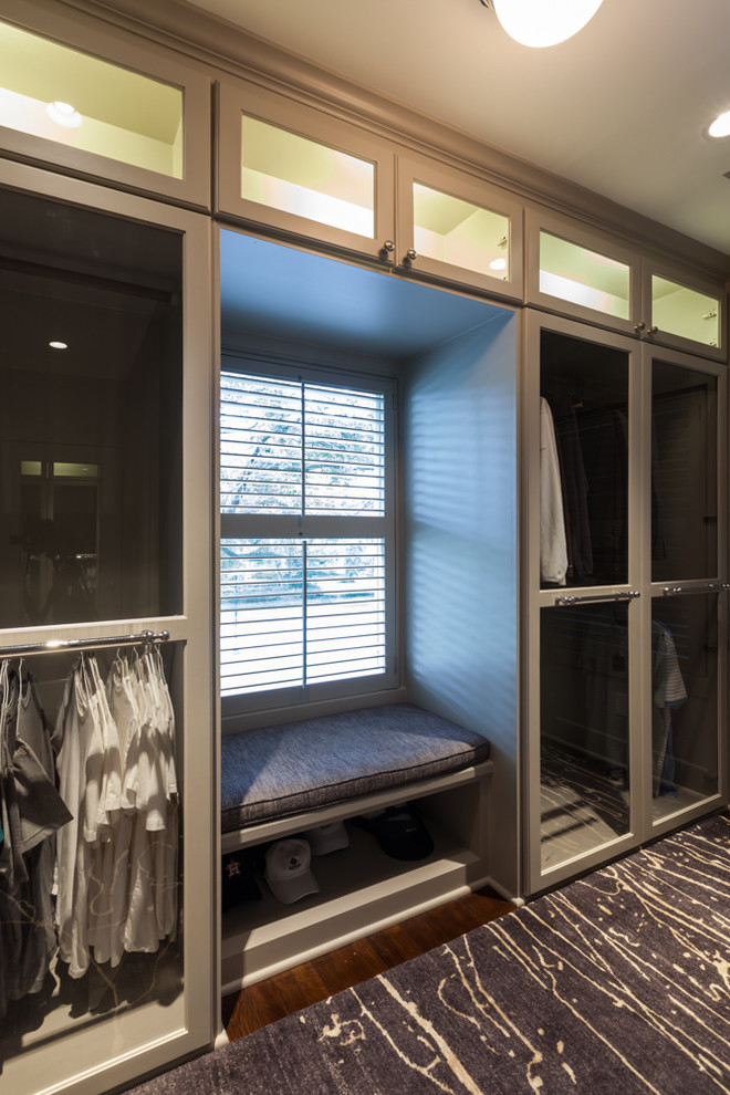 Aménagement d'un dressing room classique en bois brun de taille moyenne pour un homme avec un placard à porte shaker et moquette.