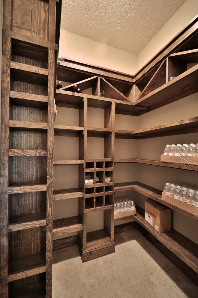 Idéer för stora vintage walk-in-closets för könsneutrala, med skåp i mellenmörkt trä och klinkergolv i keramik