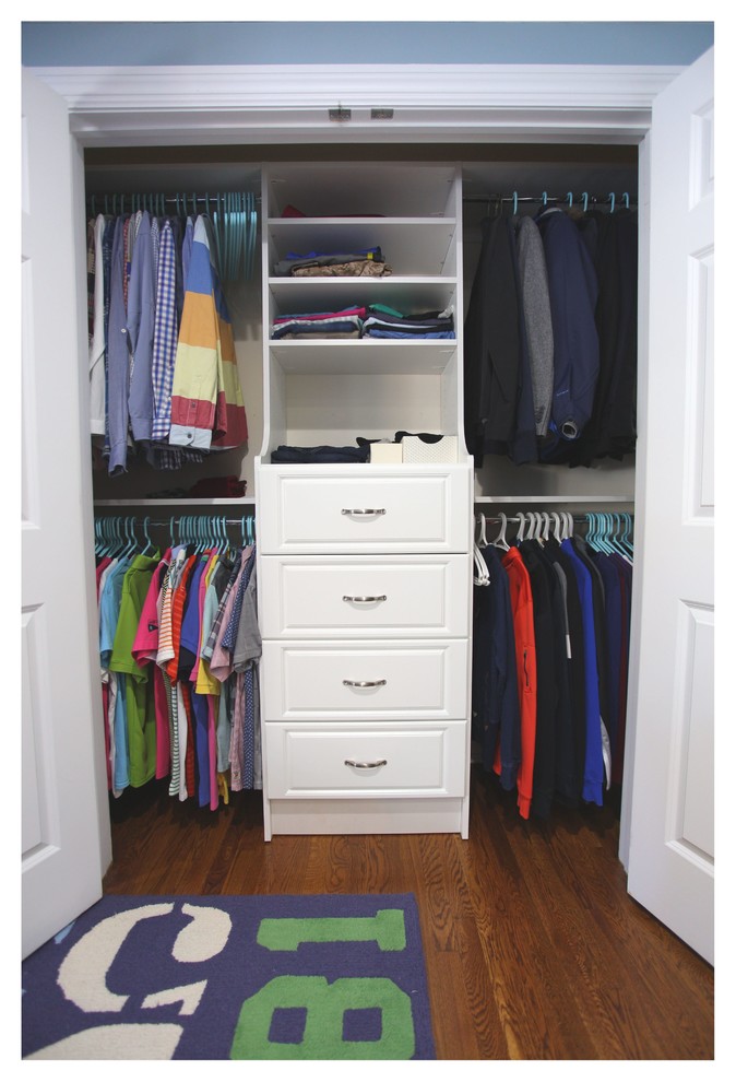 Imagen de armario unisex clásico pequeño con armarios con paneles con relieve, puertas de armario blancas, suelo marrón y suelo de madera oscura